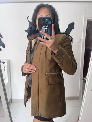 Abrigo marrón con cremalleras