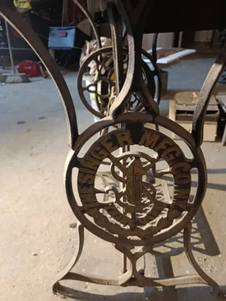 Mesa y máquina de coser antigua