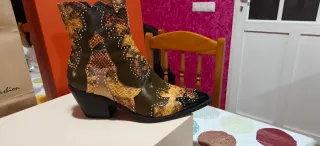 Botines camperos y bolso multicolor de Noa Harmon