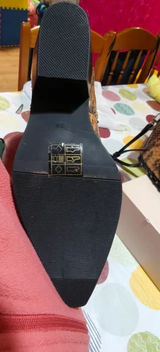 Botines camperos y bolso multicolor de Noa Harmon