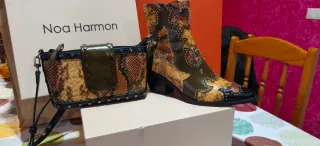 Botines camperos y bolso multicolor de Noa Harmon