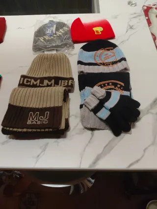 Gorros, bufandas y guantes variados
