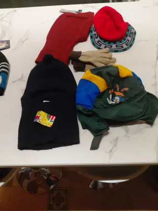 Gorros, bufandas y guantes variados