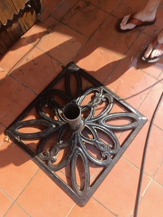 Base para sombrilla de metal negra