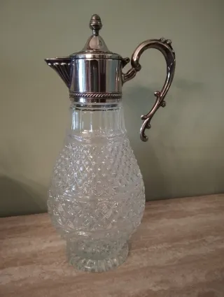 Jarra de cristal y metal plateado