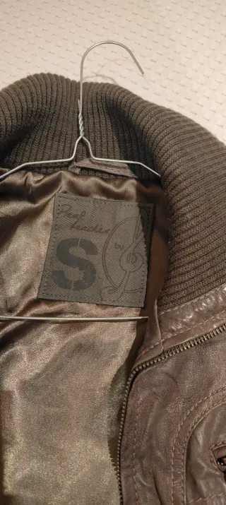 Cazadora de cuero gris, da poca talla.