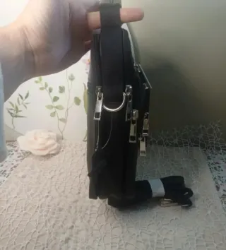 Borsa a tracolla in pelle da uomo con cerniera