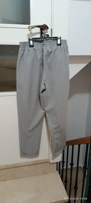 Pantalón gris de pinzas con rayas negras