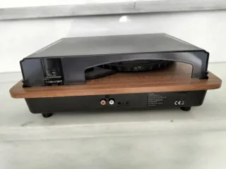 Radio antigua y tocadiscos retro