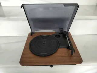 Radio antigua y tocadiscos retro