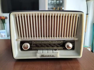 Radio antigua y tocadiscos retro