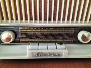 Radio antigua y tocadiscos retro
