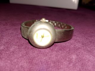 reloj plateada con diseño moderno