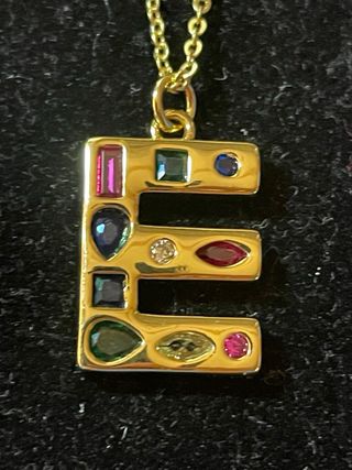 Colgante Letra E con Piedras Multicolor