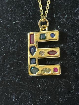 Colgante Letra E con Piedras Multicolor