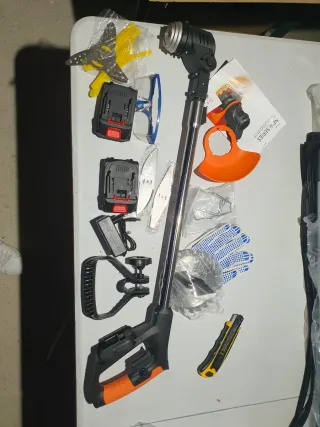 Desbrozadora a batería con accesorios