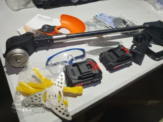 Desbrozadora a batería con accesorios