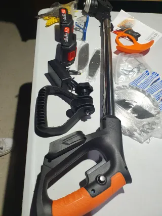 Desbrozadora a batería con accesorios