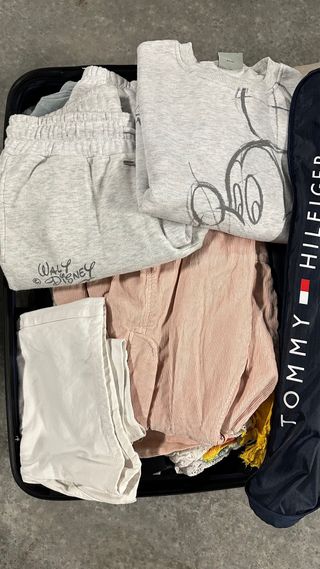 Valigia piena di vari vestiti e accessori