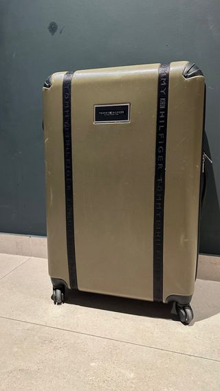 Valigia piena di vari vestiti e accessori