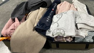 Valigia piena di vari vestiti e accessori