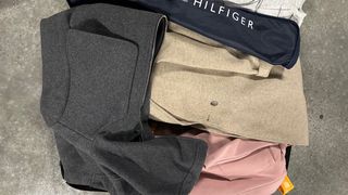 Valigia piena di vari vestiti e accessori