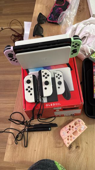 Nintendo Switch OLED + juegos y mandos