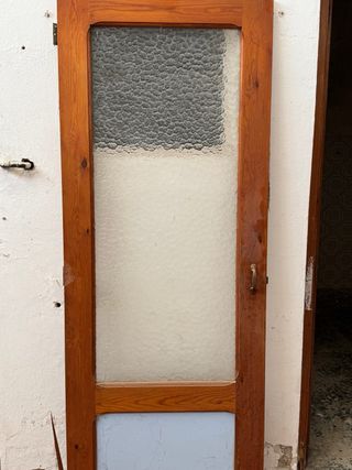 Ventana antigua de madera con vidrio texturizado