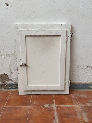 Ventana antigua de madera con vidrio texturizado