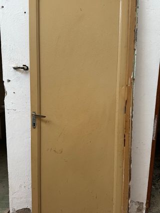 Ventana antigua de madera con vidrio texturizado