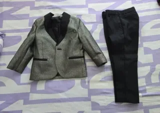 Traje de niño negro y plateado