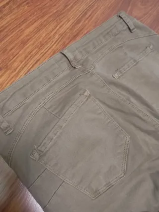 Pantalón caqui elástico push up