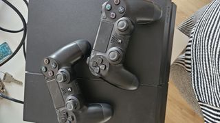 PS4 (PlayStation 4) Negra + 2 Mandos