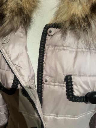 Abrigo tipo Chanel con cuello de piel