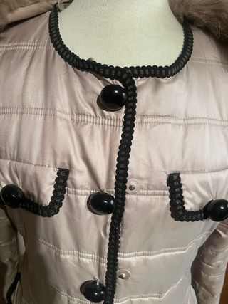 Abrigo tipo Chanel con cuello de piel