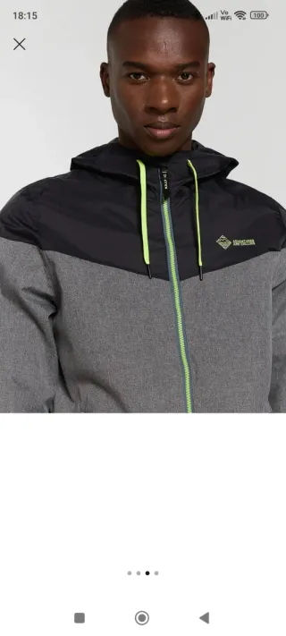 Chaqueta impermeable gris y negra