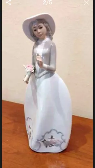 Muñeca de porcelana con flores