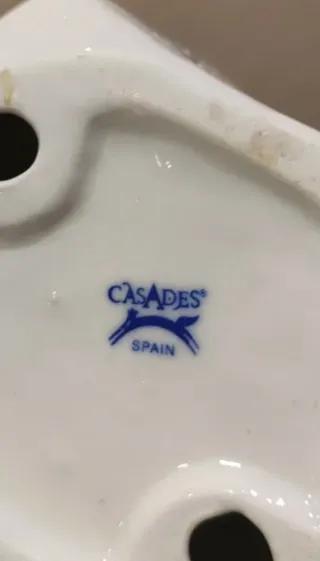 Muñeca de porcelana con flores