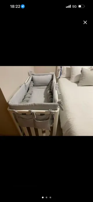 Cuna de bebé con protector trenzado gris