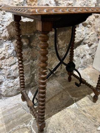 Mesa de madera torneada con forja