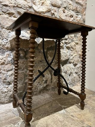 Mesa de madera torneada con forja