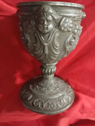 Cáliz antiguo de hierro decorado
