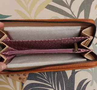 Monedero mujer marrón con tachuelas