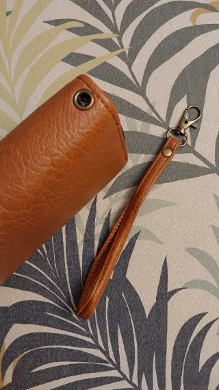 Monedero mujer marrón con tachuelas