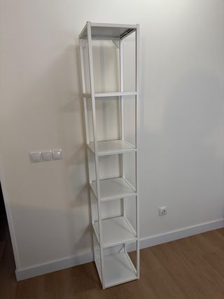 Estantería metálica blanca tipo columna