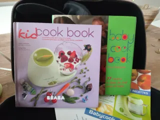 Babycook con maleta y libros