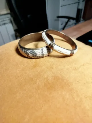 Pulseras vintage plateadas y blancas