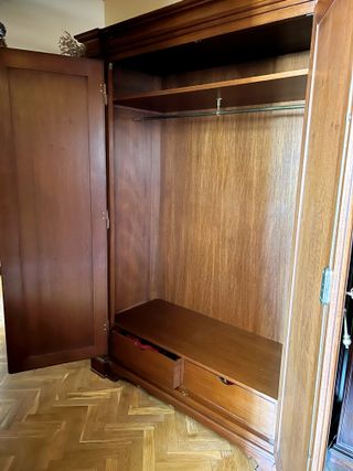 Armario de madera de nogal