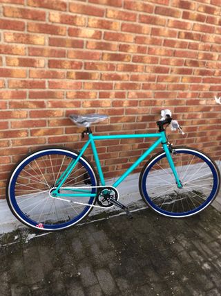 Bicicleta clásica celeste