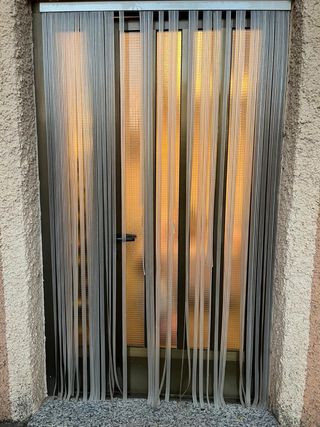 Puerta de entrada marrón con cristal